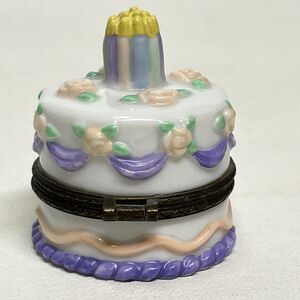 Midwest Of Cannon Fall Tricket Box Birthday Cake Hinged Milk Glass multicolor 2"